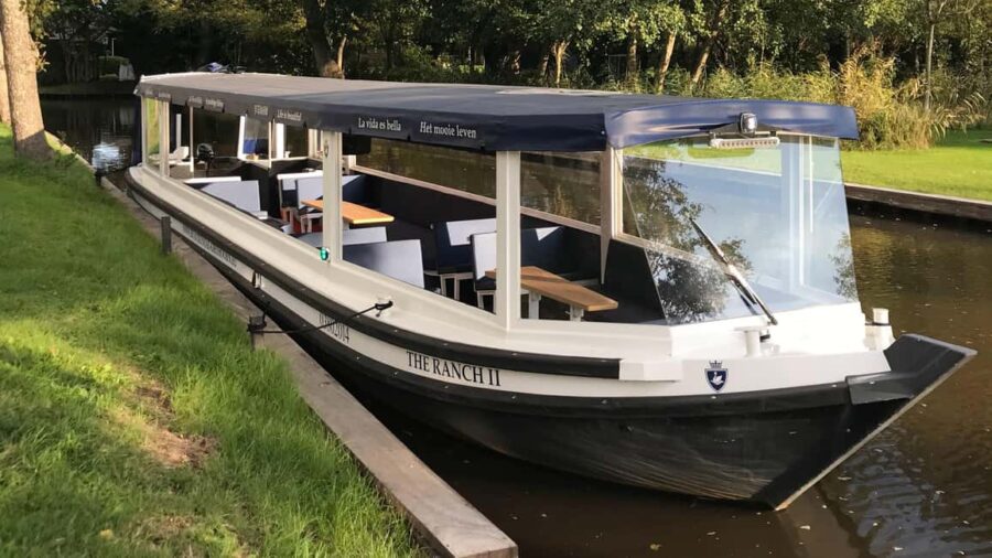 Giethoorn : 1 Hour Canal Cruise Village & National Park - Exploring Giethoorn’s Canals and Historic Buildings
