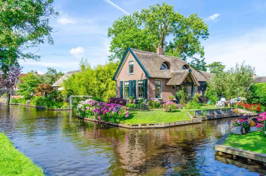 Giethoorn : 2 Hour Private Luxury Boat Tour with captain - Convenient Meeting Point and Easy Access