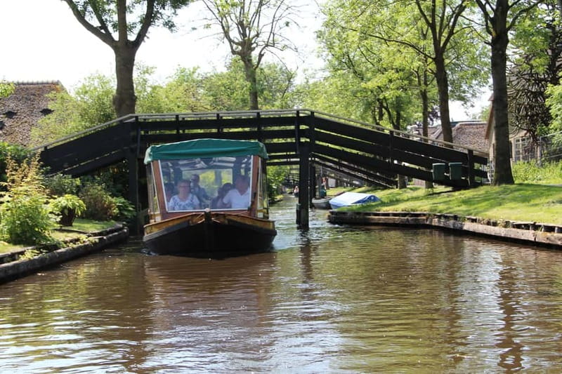 Giethoorn: Canal Cruise & lake Tour & Sightseeing Village - The Self-Guided Exploration with the Map