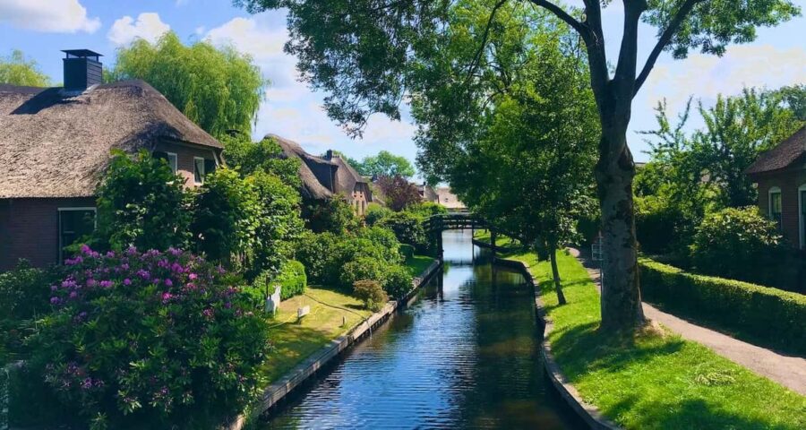 Giethoorn: Day Ticket with Canal Cruise, Coffee and Parking - Flexible Booking and Cancellation Policies