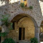 Girona: Volcano Area, Besalú, and Banyoles Lake Tour - Discovering Besalú’s Medieval Charm and Jewish Heritage