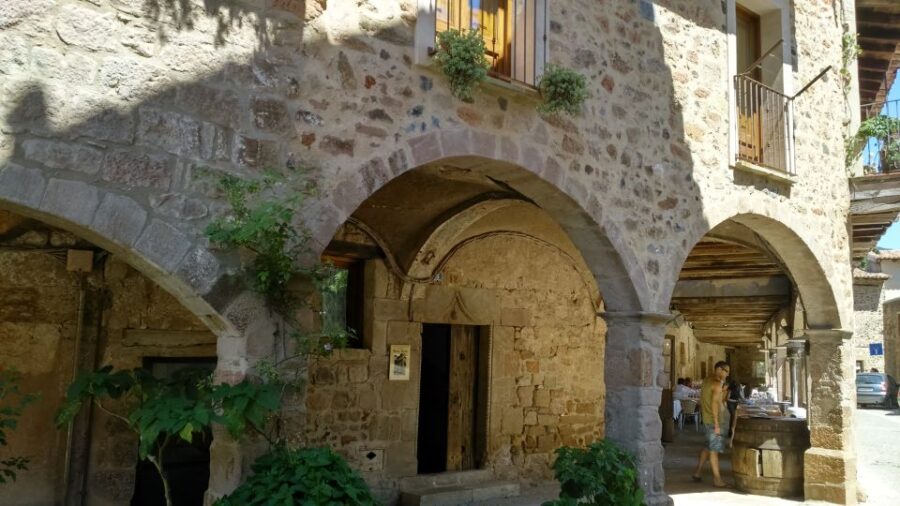 Girona: Volcano Area, Besalú, and Banyoles Lake Tour - Discovering Besalú’s Medieval Charm and Jewish Heritage