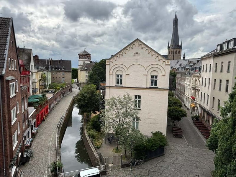 Good morning Düsseldorf: The tour for early risers - Meeting Point at Castle Square and Its Significance