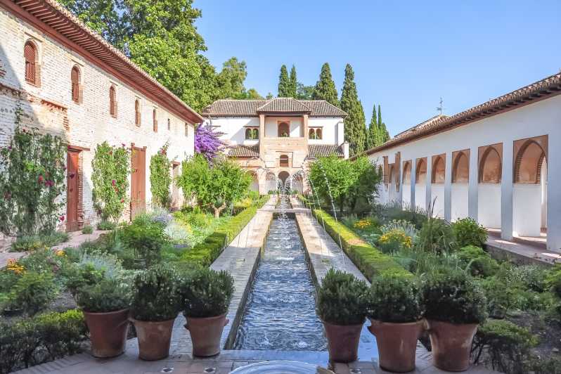Granada: Alhambra Gardens and Generalife Ticket - Exploring the Gardens of the Alhambra