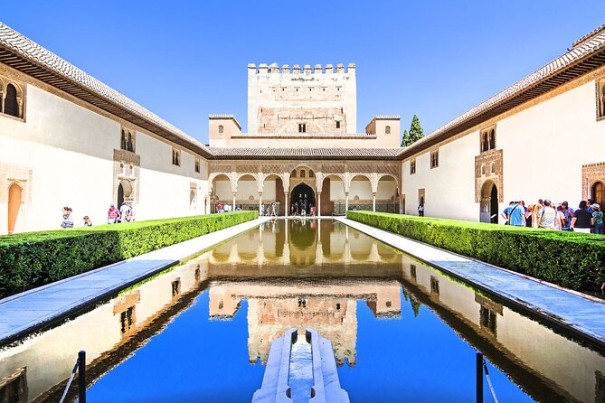 Granada: Alhambra Guided Tour including Nasrid Palaces - Exploring the Generalife Gardens: A Serene Oasis