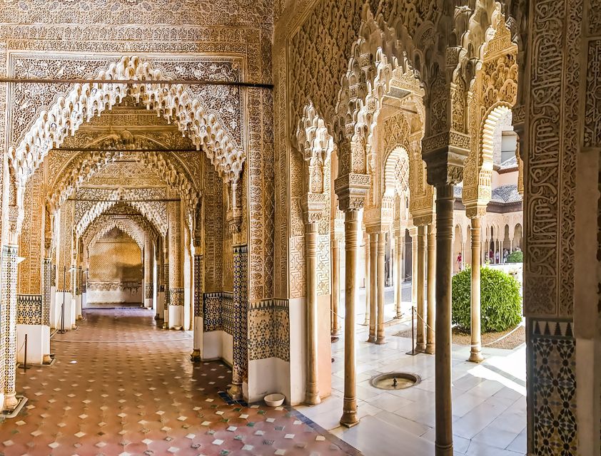 Granada: Alhambra & Nasrid Palaces Tour with Tickets - Exploring the Nasrid Palaces and Moorish Architecture