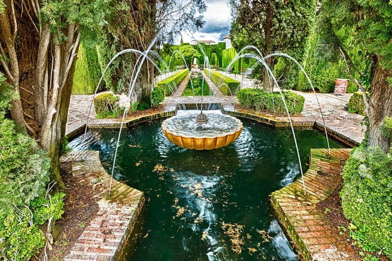 Granada: Gardens of the Alhambra and Generalife Regular Tour - Starting at the Heart of Granada