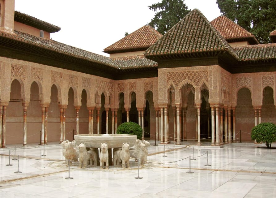 Granada: Tour of Alhambra, Generalife, and Nasrid Palaces - Discovering the Generalife Gardens and Their Serenity