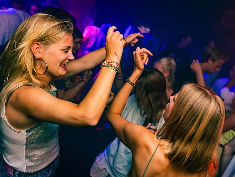 Groningen: Pub Crawl with Pub Quiz, Free Shots and Games - Meeting Point and Ease of Participation