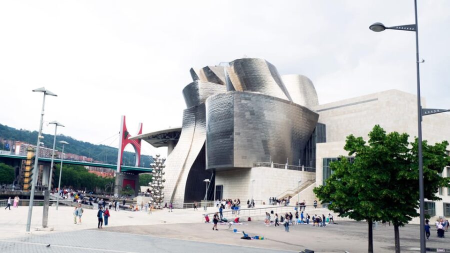 Guggenheim: Art explained by artists - The Architectural Wonder of Frank Gehry’s Design