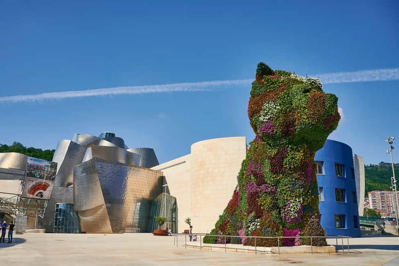 Guided tour of the exterior and access to the Guggenheim Museum (ES) - Exploring the Sculptures and Sculptural Environment