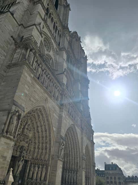 Guided tour to discover Notre Dame de Paris and Île de la Cité - Discovering the Conciergerie and Sainte-Chapelle