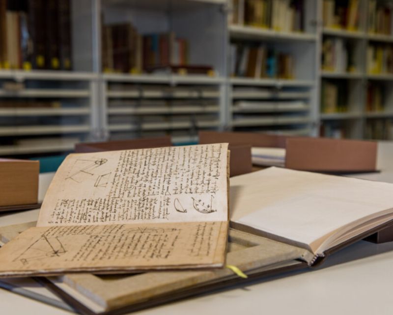 Guided tour to the editions of Leonardo's manuscripts - Exploring the Biblioteca Leonardiana’s Manuscript Reproductions