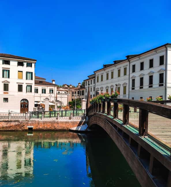 Guided walking tour of the city with must-see places - Meeting Points and Logistics for Easy Planning