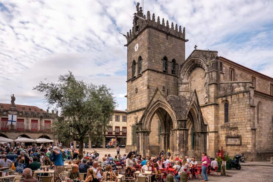 Guimarães: Private Flexible Walking Tour in Historic Center - Exploring the Iconic Guimarães Castle and Dukes Palace