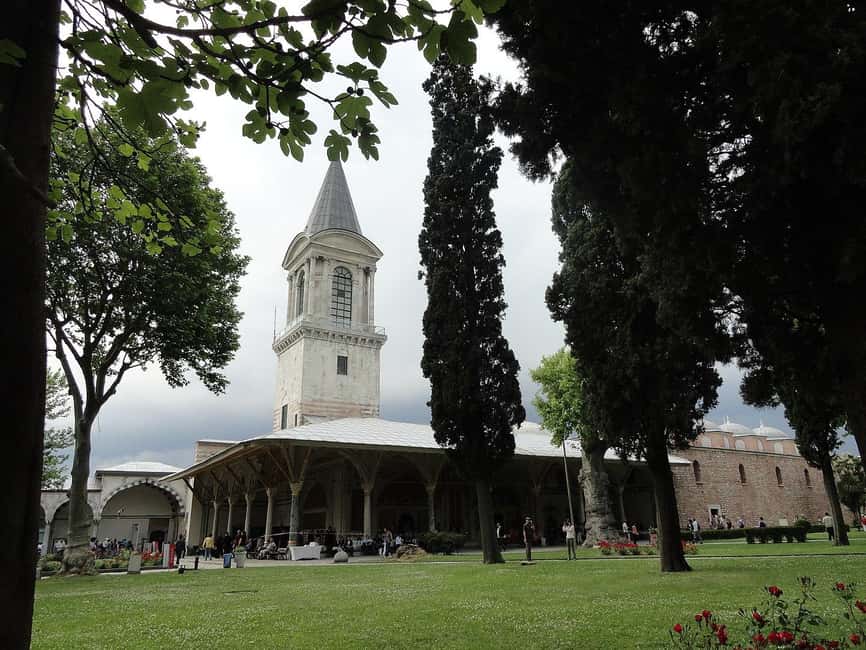 Hagia Sophia & Topkapi Palace Combo Tickets with Audio Guide - The Grandeur of Topkapi Palace and Its Strategic Location
