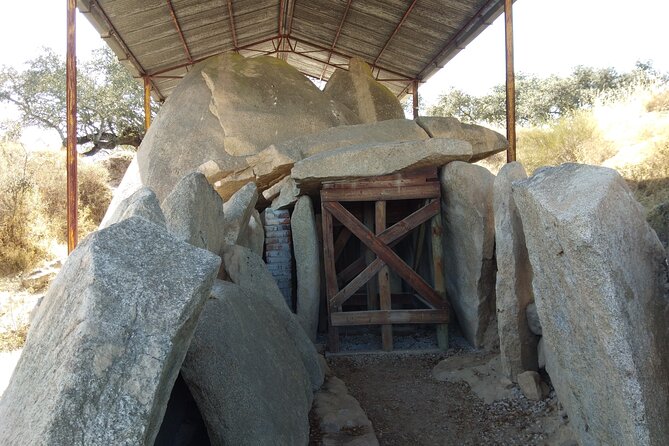 Half Day Megaliths Cromlech Tour from Evora by Archaeologists - The Walk to the Menir of Almendres: What to Expect