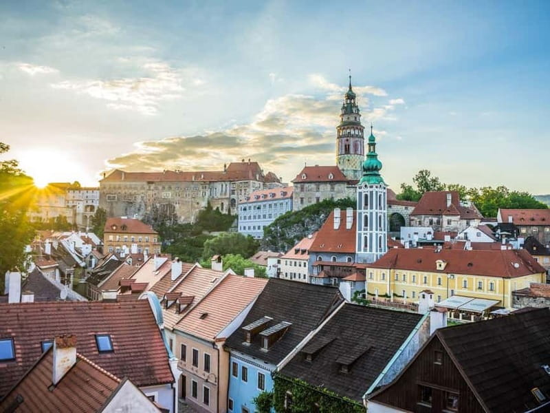 Hallstatt: Transfer to Prague via Cesky Krumlov with Tour - Discovering Cesky Krumlov’s Medieval Charm and Renaissance Elegance