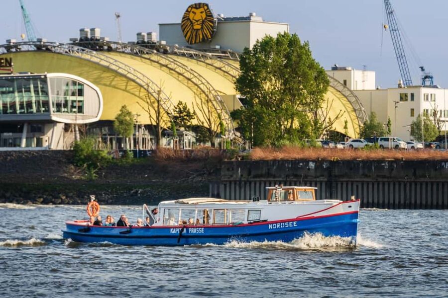Hamburg: 2-hour harbor tour through the port of Hamburg - The Experience of the Guide and Tour Atmosphere