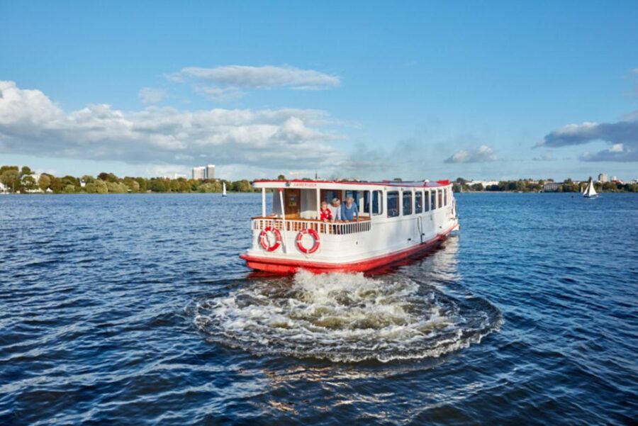 Hamburg: City Cruise on Alster Lake - Starting Point at ATG Alster-Touristik GmbH – Pier Number 3