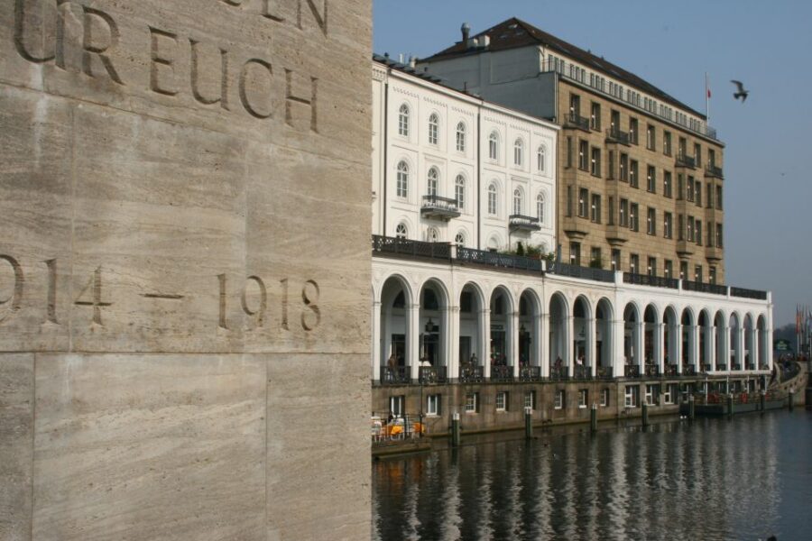 Hamburg: Guided Walking Tour - Exploring the Alsterarkaden and Jungfernstieg Waterfront