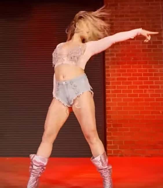 Hamburg: Private St. Pauli Night Tour with Musical Dancer - Visiting the Landungsbruecken Jetty and the Elbtunnel