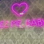 Hamburg: Reeperbahn pub crawl with insider-guide & shots - Starting Point at Beatles-Platz with a Visible Guide