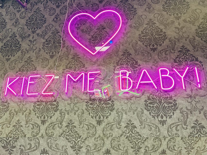 Hamburg: Reeperbahn pub crawl with insider-guide & shots - Starting Point at Beatles-Platz with a Visible Guide