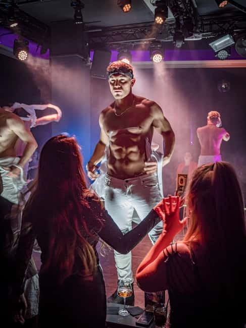 Hamburg: SIXX PAXX Men´s Perfoming Arts Show - What the Show Offers: Theatrics, Acrobatics, and More