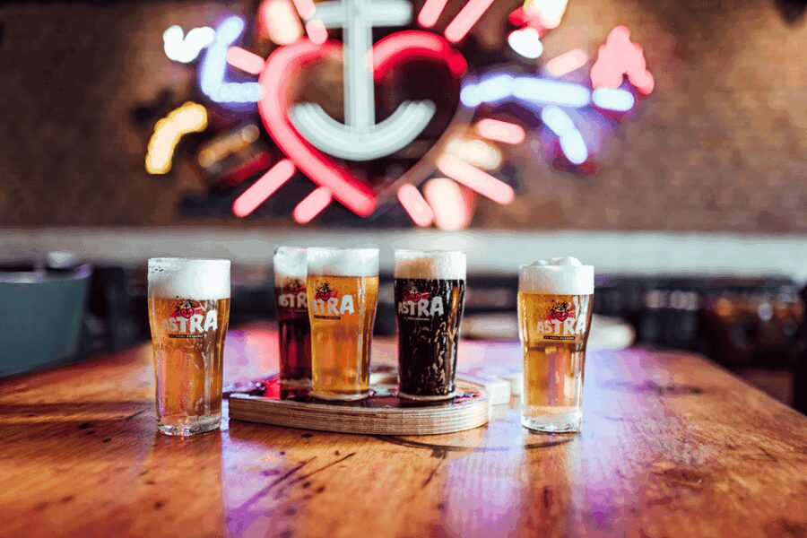 Hamburg: St. Pauli Breweries Walking Tour with Tastings - The Start Point: Finding Your Guide on the Jetties