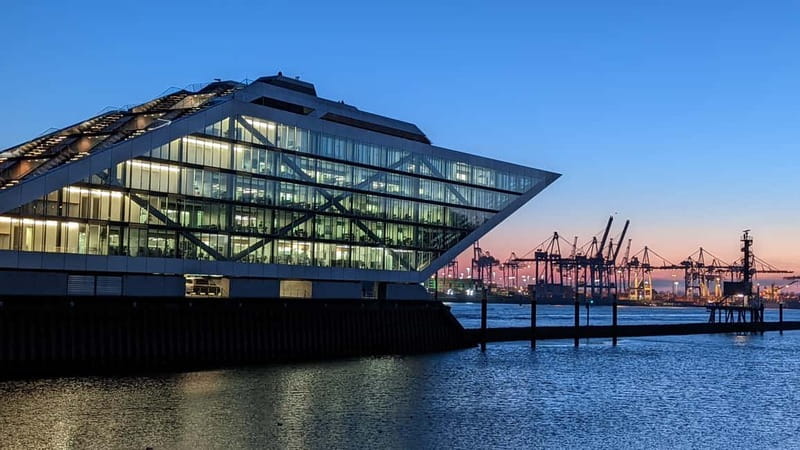 Hamburg Van Tour - Spring Special - Discover Hamburgs Blooming Cherry Blossom at the Outer Alster