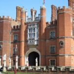 Hampton Court Palace 3hr tour: Henry VIII's & William III's intriguing Palaces - Exploring the Gardens, Maze, and Grounds