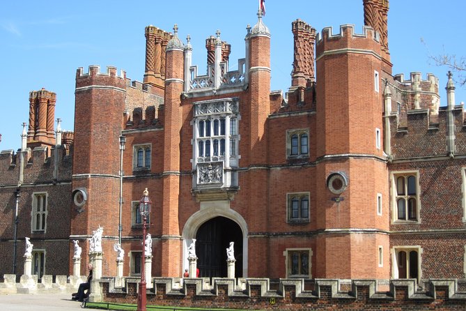 Hampton Court Palace 3hr tour: Henry VIII's & William III's intriguing Palaces - Exploring the Gardens, Maze, and Grounds