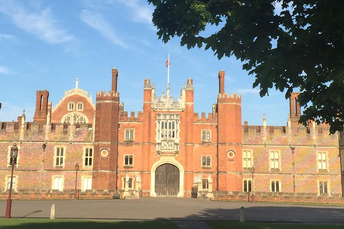 Hampton Court Palace Grounds Bike Tour - Meeting Point and Group Size for a Personal Experience