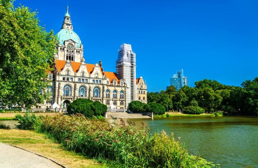 Hannover: Express Walk with a Local in 60 minutes - Visiting Hannover’s Royal Gardens: A Lush Landscape