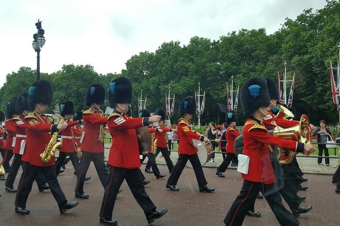 Heathrow Airport to London Arrival Transfer - Vehicle Options and Capacity for Up to 6 Passengers