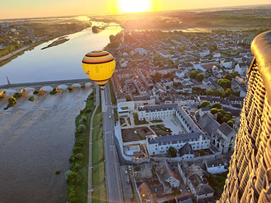 Hot air balloon flight:Chambord, Chenonceau,Cheverny,Blois - The Loire Valley’s Best Castle Views from Above