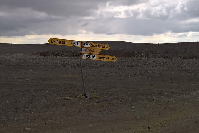 Hot springs and waterfalls, private super jeep tour - Discovering Aldeyjarfoss: Basalt Columns and Unique Views