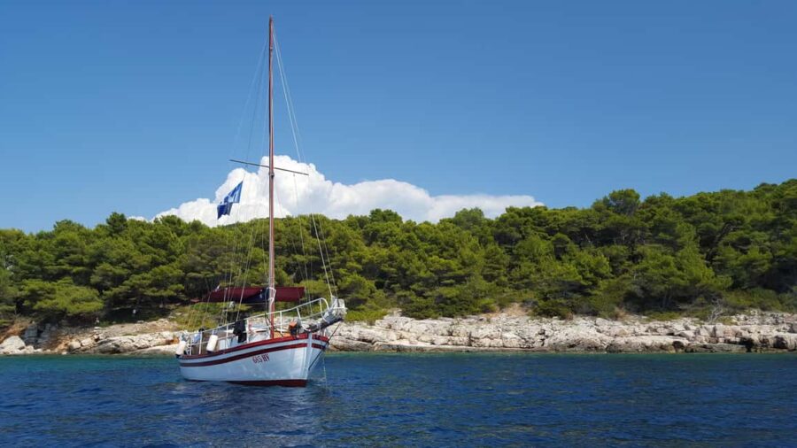 Hvar: Pakleni Islands Sailing Tour with Brunch - The Traditional Wooden Boat: Comfort and Charm