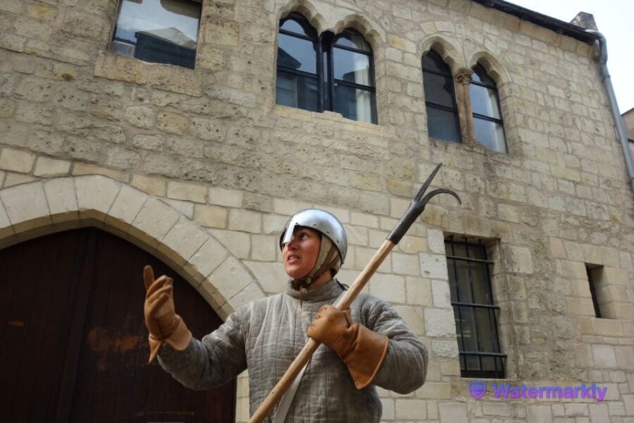 Immersive guided tour of Tours in the 13th century. - Key Points