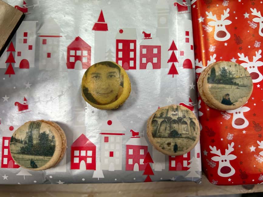 Immortalize your Souvenir d'Avignon as a button - The Unique Photo Session at Palais des Papes