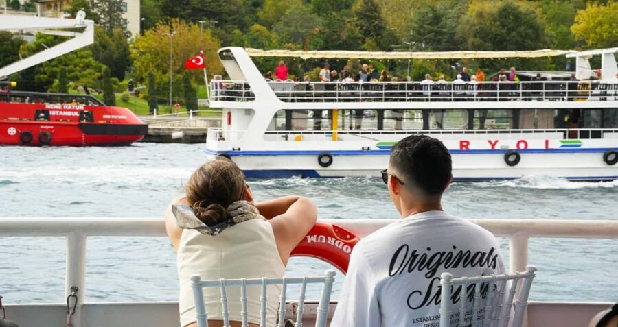 Istanbul: Bosphorus and Golden Horn Tour with Live Guide - Meeting Point and Logistics Behind the Tour