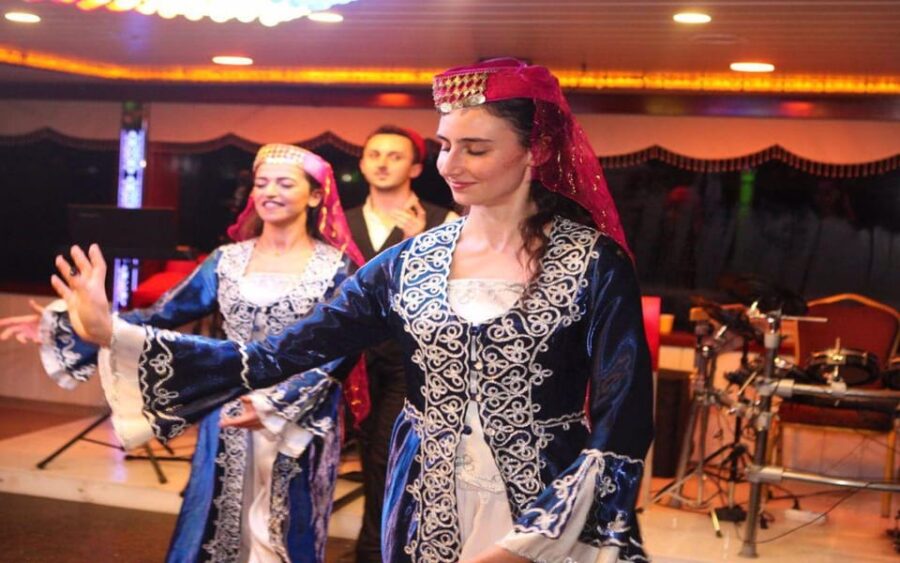 Istanbul: Bosphorus Dinner Cruise with Entertainment - Starting Point at SENKRON Tur-SEREMON Teknesi