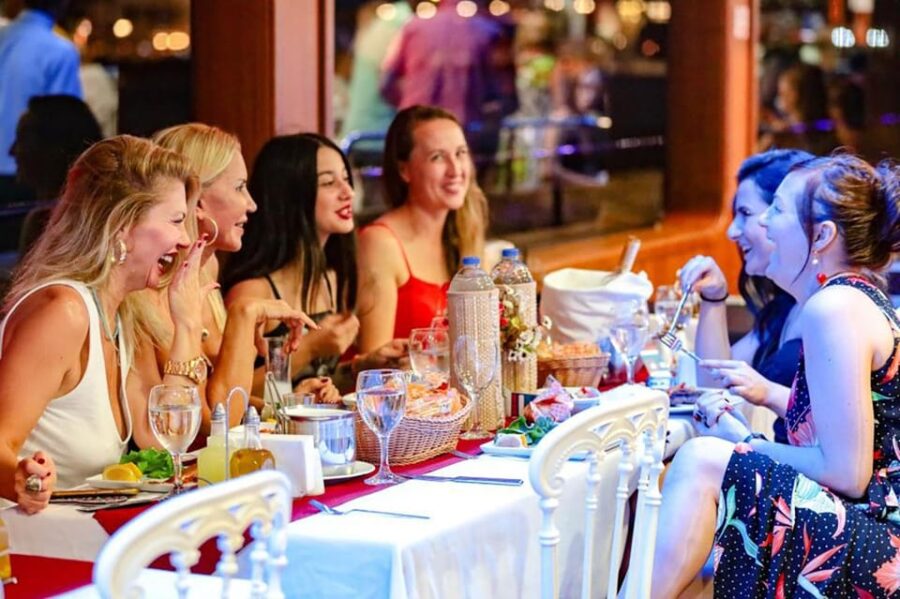 Istanbul: Bosphorus Night Dinner Cruise with Private Table - What to Expect During the Night Cruise