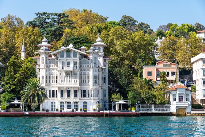 Istanbul Bosphorus Sightseeing Cruise with Audio Guide - Navigating the Bosphorus: From the European to the Asian Side