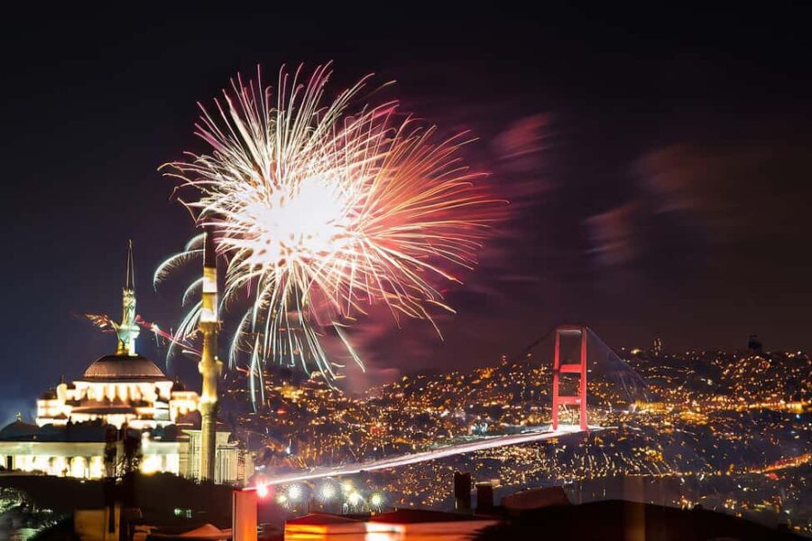 Istanbul: New Year's Eve Bosphorus Cruise with Fireworks - Starting Point Across from Kabatas Tram Station