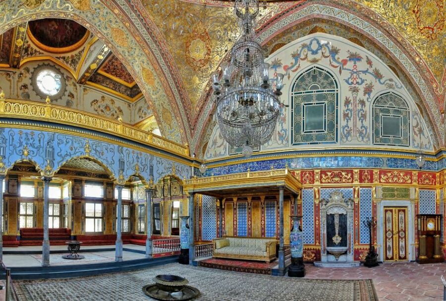 Istanbul: Private Tour of Topkapi Palace and Grand Bazaar - Shopping at the Grand Bazaar: An Authentic Market Experience
