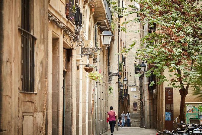 Jewish Quarter of Barcelona Private Tour with Hotel Pick-up - Starting the Tour: Hotel Pickup and Introduction