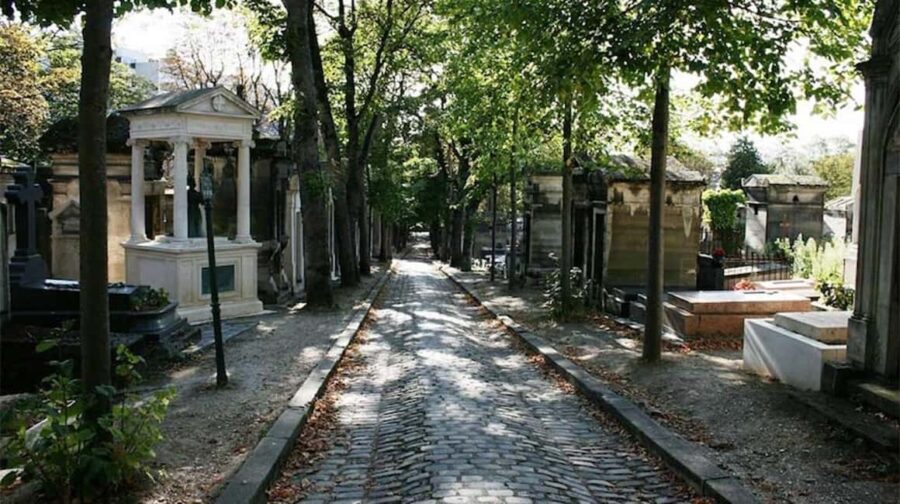 Join a small group tour of the Père Lachaise cemetery in Italian - Exploring Père Lachaise Cemetery’s Famed Tombs and Monuments