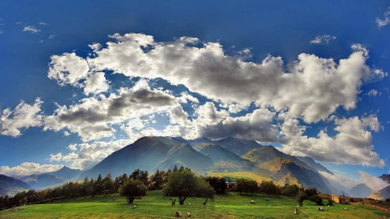 Kazbeg Mountains Day Trip with Gourmet Lunch at Rooms! - Enjoying a Gourmet Lunch at Rooms Hotel